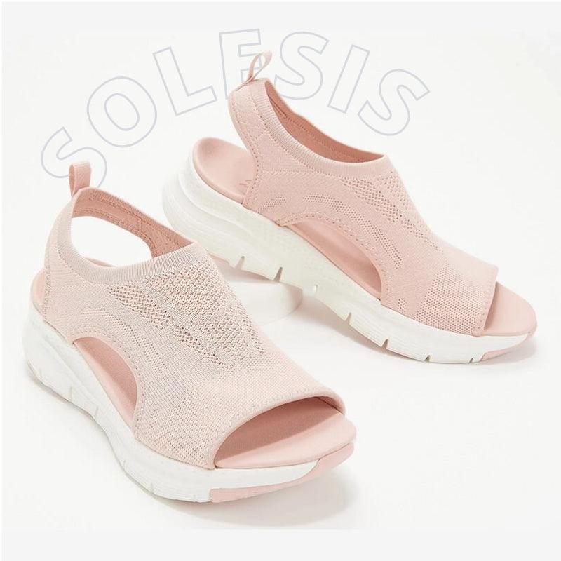 Sola com excelente amortecimento: absorve o impacto a cada passo e torna o caminhar mais estável.
Design ergonómico: apoia o pé e ajuda a manter uma postura mais equilibrada ao caminhar.
Conforto durante horas: ideais para quem passa muito tempo de pé.
Leves e arejadas: perfeitas para o calor e para usar em casa ou na rua.