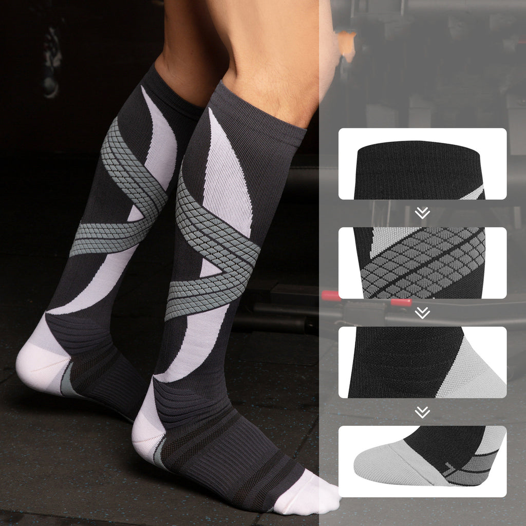 Meias de compressão até à barriga da perna, pensadas para quem corre, treina ou passa muitas horas em movimento. O tecido em nylon ajusta-se à perna, absorve o suor e reduz a fricção, para mais conforto em cada passo.